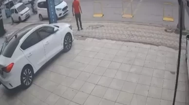 Karşıya geçmeye çalışan yaşlı adama kamyonet çarptı: O anlar kamerada