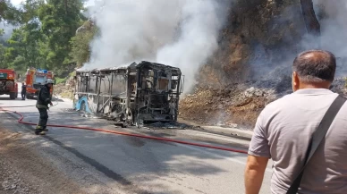Antalya'da korkutan yangın! Otobüste çıkan yangın ormana sıçradı
