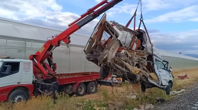 Afyonkarahisar'da trenin çarptığı minibüs sürücüsü yaralandı