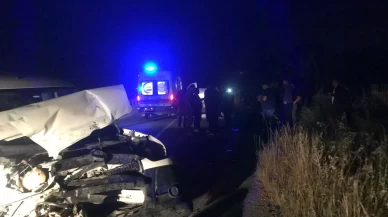 Traktör ile hafif ticari araç çarpıştı: 4 yaralı