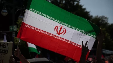 İran'da binlerce kişi İsrail ve ABD'yi protesto ederken "intikam, intikam" sloganları attı