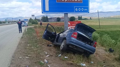 Afyonkarahisar'da otomobil yön tabelasına çarptı: 1 ölü, 1 yaralı
