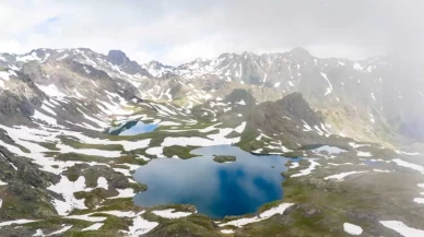 Erzurum'da 3 bin 200 rakımdaki Yedigöller'de kar ve yaz bir arada
