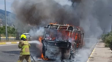 Seyir halindeki yolcu minibüsü alev alev yandı