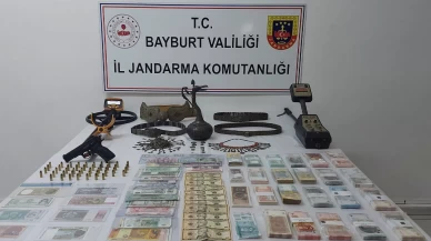 Bayburt'taki kaçakçılık operasyonunda tarihi eserler ve sahte paralar ele geçirildi