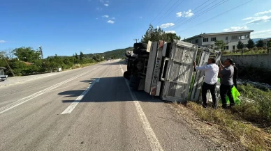 Burdur'da facianın eşiğinden dönüldü: Gaz beton yüklü kamyonet şarampole devrildi