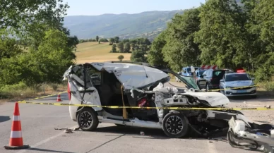 Hafif ticari araç park halindeki kamyona çarptı: 2 ölü, 3 yaralı