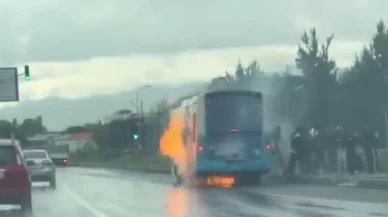 Hareket halindeki otobüs alev aldı, yolcular panikle dışarı fırladı