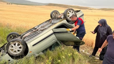 Yağmurun kayganlaştırdığı yolda otomobil takla attı: 3 yaralı