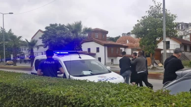 Tanımadığı kadın, verdiği gülü kabul etmeyince bıçak gösterdi