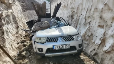 Rize'de kamyonetin üzerine kaya parçası düştü