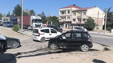 Adıyaman'da iki otomobilin çarpıştığı kazada 4 kişi yaralandı