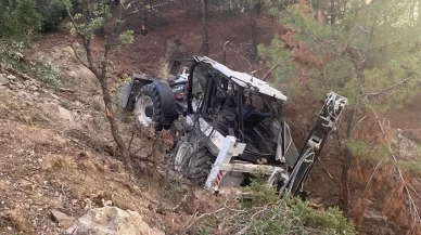 İş makinesi şarampole yuvarlandı, facianın eşiğinden dönüldü
