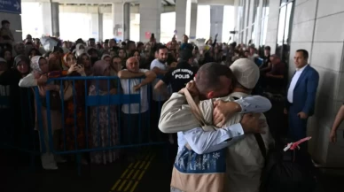 Kutsal topraklardan dönen ilk hacı kafilesi Gaziantep'te coşkuyla karşılandı