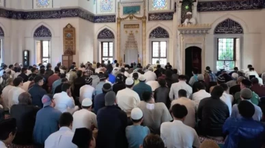 Bayram namazı 3 kez kılındı