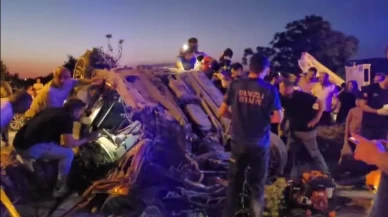 Denizli'de aşırı hız faciası: Refüjdeki ağaçla çarpan otomobilde sürücü ağır yaralandı