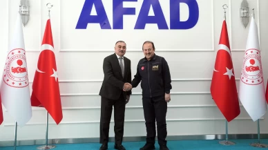 Azerbaycan'dan AFAD personeline işbirliği rozeti