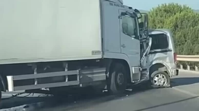 Karşı şeride geçip, TIR'la çarpışan ticari aracın sürücüsü öldü