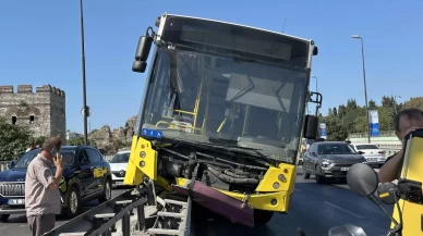 İETT otobüsü çelik bariyerlerde asılı kaldı