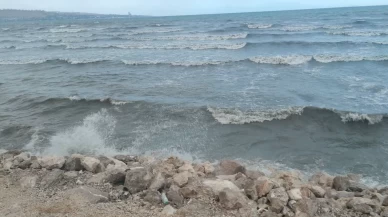 Van Gölü rüzgarla coştu: Dalgalar sahili dövdü