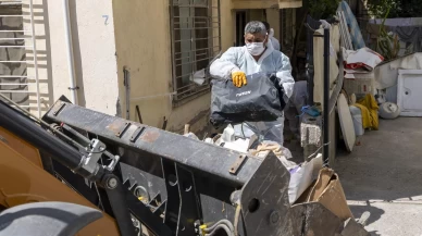 Mersin'de bir evden 10 kamyon çöp çıktı