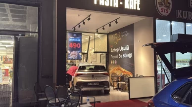 Küçükçekmece'de kontrolden çıkan elektrikli araç pastaneye girdi