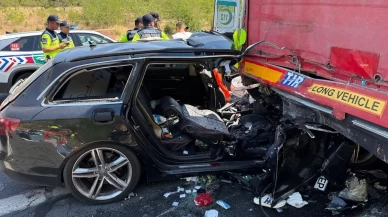 Kırklareli'nde otomobil tırın altına girdi: 2 yaralı