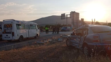 Konya'da tarım işçilerini taşıyan minibüs ile otomobilin çarpışması sonucu 16 kişi yaralandı