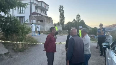 Kamyonetle geri manevra yaparken çocuğunu ezdi