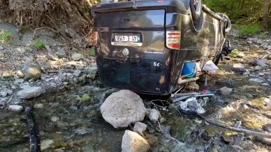 Panelvan araç dereye uçtu: Tatil için Bolu'ya gelen çift ölümden döndü