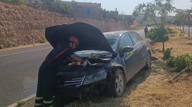 Mardin’de otomobil refüje çarptı: 2 yaralı