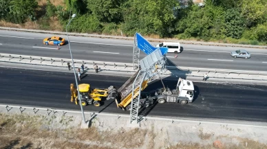 Kamyonun açık unutulan damperi yön levhasına çarptı