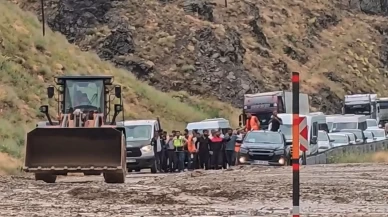 Yüksekova-Van yolunda heyelan: Araçlar mahsur kaldı