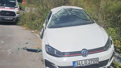 Taklalar atan otomobil uçuruma yuvarlanmaktan son anda kurtuldu: 5 yaralı