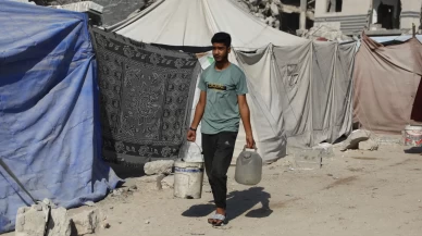 Gazze kentindeki Filistinlilere su dağıtıldı