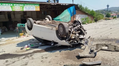 Sinop'ta otomobil çeltik fabrikasının bahçesine devrildi: 2 yaralı