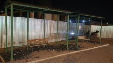 Otobüs durağının camlarını kıran şahıs kamerada