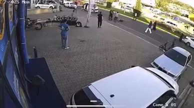 Otomobilin yaşlı adama çarptığı anlar kamerada
