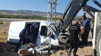 Freni boşalan hafif ticari araç aydınlatma direğine çarptı: 1 yaralı