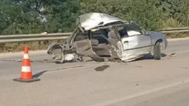 Minibüs ile otomobil çarpıştı!