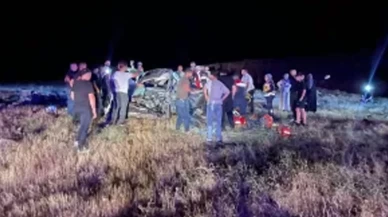 Şam'da İsrail'in hava saldırıları sonucu kapanan yollarda enkaz kaldırma çalışmaları yapılıyor