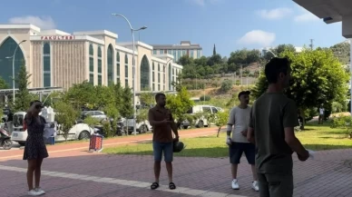 Sınavı dakikalarla kaçırdılar, tabelayı göremedikleri söylenince içeri alındılar