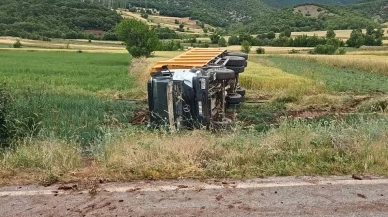 Kamyon tarlaya devrildi, sürücü hayatını kaybetti
