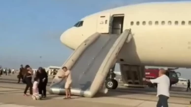Antalya Havalimanı'nda yolcular acil tahliye kaydırakları ile uçaktan indi