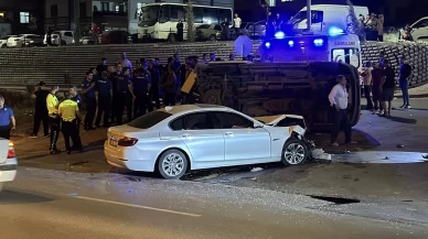 Otomobille çarpışan minibüs devrildi