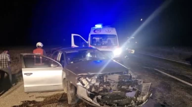 Çorum'da iki otomobil kafa kafaya çarpıştı: 4 yaralı
