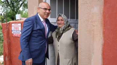 Validen kendisine uzaktan görüp el sallayan yaşlı kadına sürpriz ziyaret