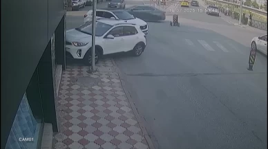 Amasya’da kaza yapan aracın vitrine çarptığı anlar kamerada
