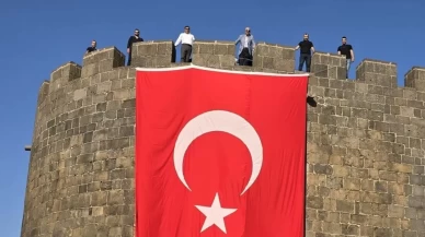 Tarihi Diyarbakır Surları Türk bayrağı ile donatıldı