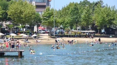 Sakarya ve Kocaeli'de sıcak havadan bunalanlar, gölgelik alanlarda ve plajlarda serinledi